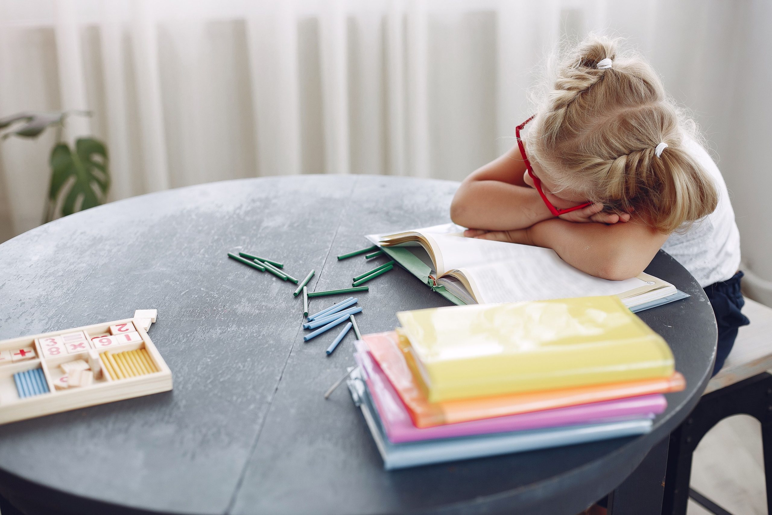 Problemy z nauką u dziecka – kiedy warto skorzystać z pomocy psychologiczno-pedagogicznej